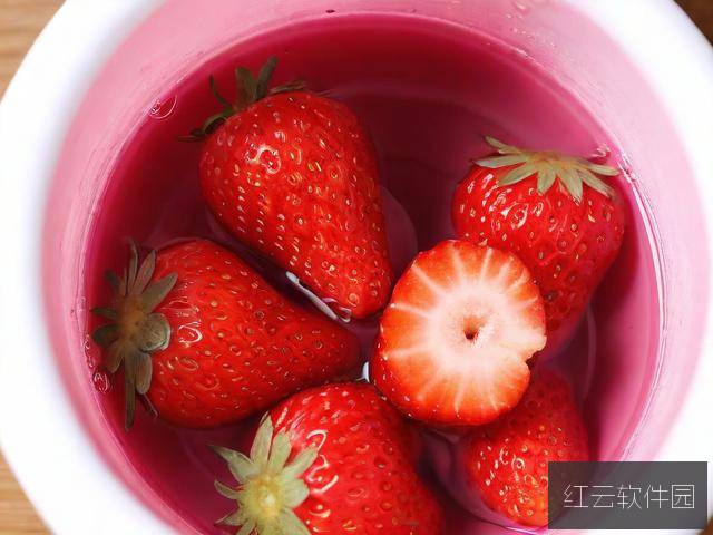 将草莓放到小洞里榨汁可以吗？实验视频揭秘